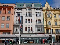 Trg bana Jelačića 5, kuća Rado sagrađena je 1905. prema projektu Vjekoslava Bastla (arhitektonski biro Hönigsberg - Deutsch)  Kuća Rado na Trgu bana Jelačića 5 sagrađena je 1904./1905. prema projektu Vjekoslava Bastla (arhitektonski biro Hönigsberg & Deutsch). To je trgovačko-stambena zgrada protegnuta od glavnoga gradskog trga do ulice u zaleđu (Pod zidom), sa stanom i ordinacijom slavnoga zagrebačkog stomatologa dr. Eugena Rada u pianu nobile. Pojedine stambene jedinice s vremenom su pretvorene u poslovne prostore. Nosiva struktura zgrade je masivna s ojačanjima od kamenih blokova. Bogato raščlanjeno glavno pročelje, s atraktivnim ostakljenim verandama, te alegorijskim i animalnim ukrasnim skulpturama nad vijencem. U velikoj mjeri očuvan izvorni izgled ulaznog vestibula i stubišnog prostora. Suvremena kritika zgradu je ocijenila snažnim primjerom “visokog držanja stijega modernizma”.
